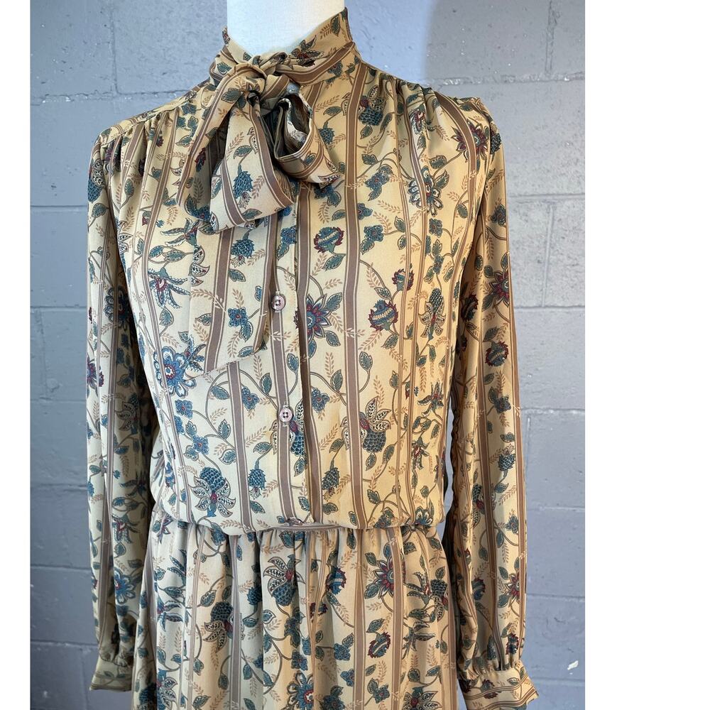 Vintage 1970s Beige Paisley 2 Piece Skirt Blouse Set Bow Tie Neck Midi Med SZ 10 - Picture 2 of 10
